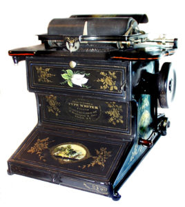 Abbildung 1: Ein Exemplar von Sholes' "Typewriter" aus der ersten Produktionsserie, dessen Tastaturbelegung uns bis heute in Grundzügen erhaltengeblieben ist. (Quelle: Wikipedia, GFD-Lizenz)