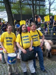 Richard Stallman (Mitte) und zwei Aktivisten demonstrieren gegen Software-Patente.