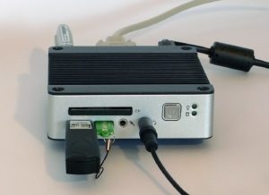Abbildung 3: Nahaufnahme des kompletten Systems mit Stromversorgung, Sound, VGA, USB-WLAN, USB-Funktastaturadapter und einem schlanker 4-GByte-USB-Stick von Verbatim (grün).