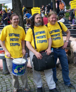 Gegen Patent-Schweine: Richard Stallman und das FFII vor dem Europäischen Patentamt in München.