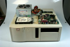 Abbildung 1: Das soll unser Router werden: Neue Hardware für rund 110 Euro in einem alten Desktop-Gehäuse mit P-ATA-Festplatte.