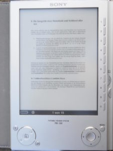 Abbildung 1: Der PRS-505 von Sony macht einen gut verarbeiteten soliden Eindruck. Alle Navigations- und Steuerelemente lassen sich gut erreichen, und mit den zehn Navigationstasten an der rechten Geräteseite hangeln Sie schnell durch die Menüs oder steuern einzelne Seiten gezielt an.
