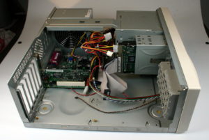 Abbildung 2: Nach dem Einbau des Min-ITX-Boards bleibt noch reichlich Platz für zusätzliche Festplatten oder ein DVD-Laufwerk.