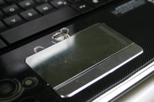 Abbildung 2: Das Touchpad des Pavilion dv2 zieht Fingerabdrücke magisch an.