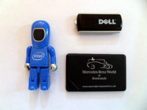 Überbleibsel vom Dell Technology Camp: Blueman USB-Stick, digitale Pressemappe von Dell und Mercedes-Pfefferminze-Bonbons.