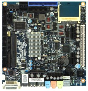 Abbildung 1: Das Kontron-Board in der Ansicht von oben. Deutlich zu erkennen ist der große Kühlkörper in der Mitte, der für die Kühlung von Prozessor und Chipsatz zuständig ist.