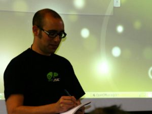 Will Stephenson diskutiert mit den Teilnehmern der Opensuse Conference über Details des KDE-Desktops in der Distribution.