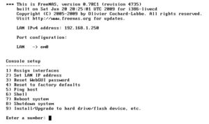 Abbildung 1: Nach dem Start zeigt FreeNAS ein Auswahlmenü, über das Sie die Grundkonfiguration steuern oder das System installieren.