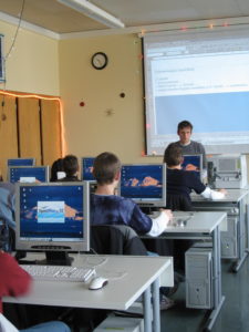 Abbildung 1: Die Herzog-Tassilo-Realschule in Erding bei München betreibt mit Skolelinux seit 2005 zwei Rechnerräume mit je 25 Arbeitsplätzen.