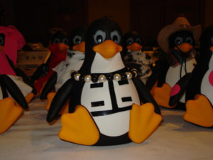 Jedem Tux Droid liegt eine zweite weiße Weste bei, die sich individuell gestalten lässt.