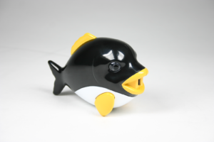 Tux' ständiger Begleiter: Der USB-Dongle in Fischform dient als drahtlose Steuerungseinheit.