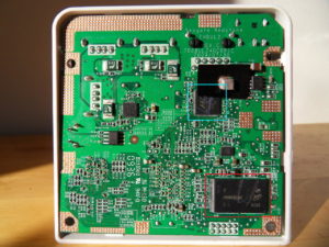 Abbildung 2: Auf der Unterseite des Mainboards verbirgt sich der Gigabit-Ethernet-Controller (hellblau markiert) und der 256 MByte große NAND-Speicher.