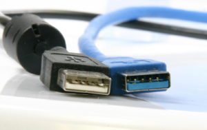 Abbildung 3: USB-A-Stecker alt (links, schwarz) und neu (rechts, blau). Ganz hinten im Stecker liegen die zusätzlichen USB-3.0-Pins.