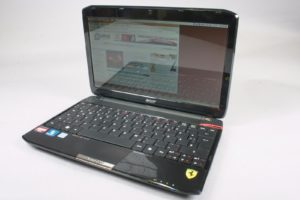 Abbildung 3: Gemusterte Handablagen und Trackpad-Tasten im Chrom-Look.