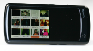 Die Mini-Vorschaubilder erstellt der iAudio9 auf Knopfdruck dynamisch, also jeweils 12 Bilder pro Film.