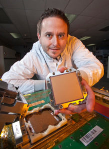 Michael Kulikowski von IBM hält einen der neuen Power7-Prozessoren in der Hand. (Foto: IBM)