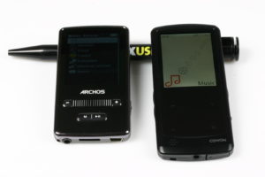 Abbildung 1: Das Display des Archos 2 Vision (links) fällt zwar ebenso groß aus wie jenes des Cowon-Players (rechts). Es zeigt aber deutlich weniger Farben an, ist weniger hell und besitzt eine niedrigere Auflösung.