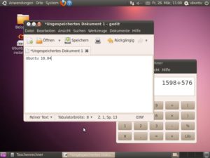 Abbildung 1: Der Desktop von Ubuntu 10.04 erstrahlt in gewöhnungsbedürftigem Lila. Unter anderem im Texteditor liegt der Knopf zum Schließen des Fensters direkt über dem