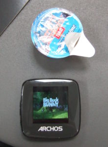 Der Archos Vision 14VG mit einem Kaffee-Sahnedöschen im Größenvergleich