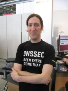 Shane Kerr, Programm-Manager für Bind 10, geht auf die Community zu.