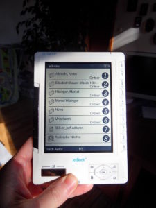 Abbildung 1: Das Jetbook ist etwas kleiner als ein gewöhnliches Taschenbuch und lässt sich problemlos mit einer Hand halten.