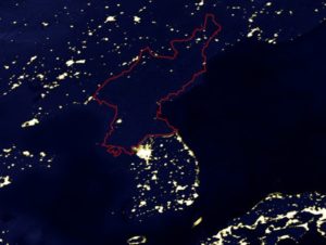 Abbildung 2: Nicht nur vom Internet abgehängt: Nordkorea präsentiert sich aus der Satellitenperspektive nachts als "schwarzes Loch" zwischen China und Südkorea. Licht gibt es nur in der Hauptstadt Pjöngjang und wenigen wichtigen Industrie- und Hafenstädten. (Bild: NASA)