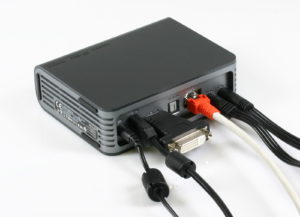 Abbildung 3: Platzprobleme beim WD TV Live: Eine USB-Verlängerung mit HDMI-zu-DVI-Adapter wirkt hier Wunder.