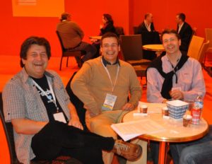 Gipfel der Mandriva-Anwenderorganisationen auf der Solutions Linux in Paris. Von links: 'wobo' Bornath, 'goom' Méjean und 'fredxx' Cuif.