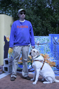 Der neue FSF-Director Christian Hofstader und sein Blindenhund Accelerator (Foto verwendet mit Erlaubnis von Dawn Morgan/Creative Loafing)