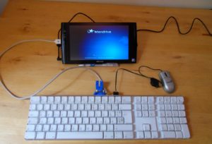 Abbildung 1: Für die Installation benötigt man eine Tastatur mit zusätzlichen USB-Anschlüssen oder einen USB-Hub.