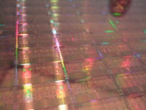 Abbildung 2: Ein 30-cm-Wafer in 32 Nanometer Strukturgröße mit Gulftown-Dies.