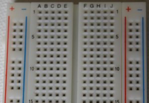 Abbildung 2: Ein typisches Breadboard, wie es sich zum lötfreien Aufbau von Schaltungen einsetzen lässt.
