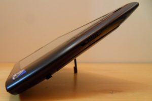 Abbildung 2: Das Archos-Tablet kommt mit einem auswechselbaren Akku und integriertem Standfuß.