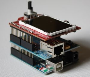Abbildung 4: Hochgestapelt: Ein Arduino-Board mit aufgesteckten Shields – in der Mitte Ethernet, ganz oben ein LC-Display.