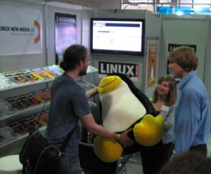 Dicker Vogel, heiß geliebt: Das Linux-Maskottchen ist ein begehrter Gewinn auf Messen.