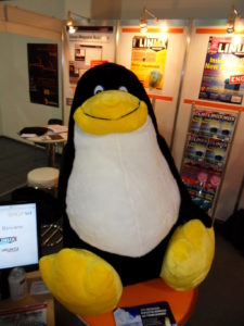 Tux am Stand der Linux New Media AG.