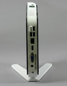 Abbildung 2: Die Rückseite des Revos mit eingestecktem Wireless-Desktop USB-Dongle.
