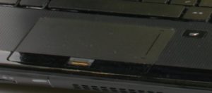 Abbildung 4: Das abschaltbare Multitouch-Touchpad verfügt über einen Scrollbereich und einen integrierten Fingerabdruckscanner (der aber unter Linux nicht funktioniert).