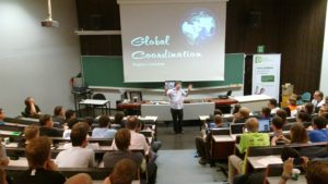 Aaron Seigo bei seiner Keynote. Enthusiastisch fordert er die Zuhörer auf, mehr die Vorteile von KDE positiver zu vermarkten.