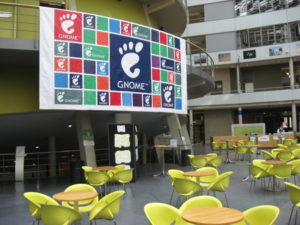 Das Gnome-Banner macht Werbung für die Guadec 2010 in den Hörsälen der Universität Den Haag.