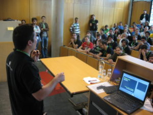 John Palmieri lobt im vollen Guadec-Hörsaal die Qualitäten von Javascript.