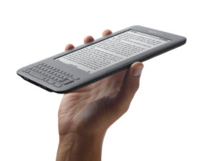 Die Neuen E-Book-Reader von Amazon sind kleiner und schlanker bei gleichbleibender Display-Größe von 6 Zoll. Quelle: Amazon.com, Inc