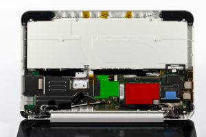 Abbildung 2: Airlife 100 als Cabrio: Mittig unter der Tastatur sitzt das Funk-Modul für WLAN, Bluetooth, GPS und 3G (grün hervorgehoben), direkt rechts davon der hochintegrierte Qualcomm-Systemchip (rot).