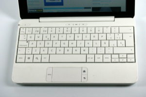 Abbildung 3: Kam uns Spanisch vor: Tastatur und Touchpad des Airlife 100.