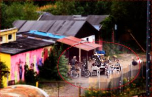 Abbildung 4: Das Foto aus Abbildung 2, diesmal mit einer Vignettierung. Die rote Linie kennzeichnet den Bereich mit 50-prozentiger Auswahl.
