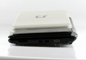 Abbildung 5: Das Airlife 100 (oben) im direkten Vergleich zu einem fast um die Hälfte schwereren EeePC 1000H.
