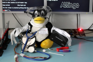 Mit dem liebevoll ausgestatteten Reinraum-Tux wirbt Attingo für die Rettung von Linux-Dateisystemen. Wer genau hinsieht, bemerkt im Hintergrund die Konsole der Linux-Distribution Grml.