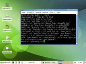 Abb. 1: Das von Chris Mason entwickelte Dateisystem Btrfs lässt sich auch als Root-Dateisystem nutzen. Die Abbildung zeigt den XFCE-Desktop von OpenSuse 11.3.