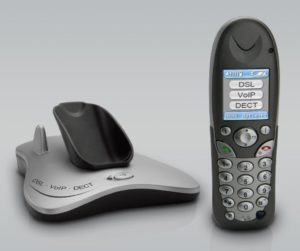 Der Mobiltelefon-Router FT 7150 D von AVM integriert Fritzbox-Funktionen in ein DECT-Telefon.