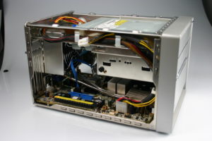 Abbildung 1: Der XPC von Shuttle. Zwei Stäbe leiten die Wärme vom Prozessor zum zentralen Lüfter. Links vorne der PCI-Express-Slot.